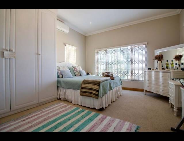 4 BEDROOM HOUSE FOR SALE IN CONSTANTIA KLOOF